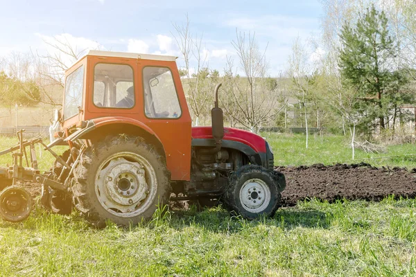 Moderne Traktormaschinen Pflügen Landwirtschaftliche Feldwiese Auf Bauernhof Frühjahr Herbst Landwirt — Stockfoto