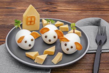 Küçük tavuk yumurtası faresi, havuç kulaklı fareler tabakta peynir, yaratıcı, eğlenceli yemekler, çocuk partisi için sağlıklı öğle yemeği fikri. Ürkütücü Cadılar Bayramı tatlı ikramları için menü, yenilebilir şirin fare seçici odak.