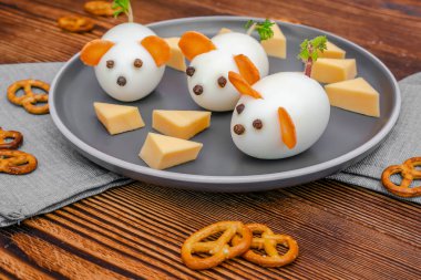 Küçük tavuk yumurtası faresi, havuç kulaklı fareler tabakta peynir, yaratıcı, eğlenceli yemekler, çocuk partisi için sağlıklı öğle yemeği fikri. Ürkütücü Cadılar Bayramı tatlı ikramları için menü, yenilebilir şirin fare seçici odak.