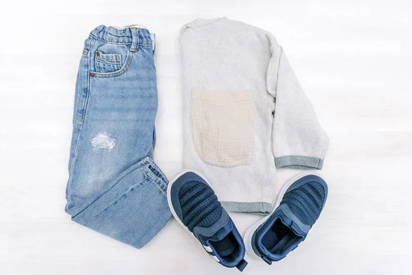 スニーカー付きのジャンパーとジーンズパンツ 白い背景に春 夏の赤ちゃんの子供服やアクセサリーのセット ファッション子供服 フラットレイアウト トップビュー オーバーヘッド — ストック写真