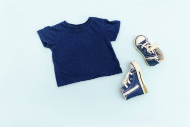 Yazlık bebekler mavi kıyafetler, tişörtlü aksesuarlar, spor ayakkabılar. Modern moda çocuk kıyafetleri. Bahar ya da yaz için çocuk kıyafetleri. Düz yatış, üst görünüm, genel görünüş, model