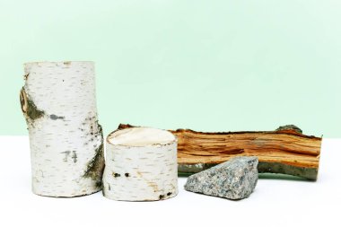 Tahta kütük podyumu, ağaç kabuğu ağacı, doğal organik eko kaplıca, ilaç, yağ, krem, serum için yeşil yosun modelleme şablonu. Kopyalama alanı olan bitkisel homeopatik ürünler kavramı.