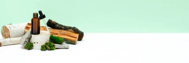 Cam damlatan kahverengi şişe kozmetik yağı, krem, gerekli ağaç kökü podyumunda serum, ağaç kabuğu ağacı, yeşil yosun. Doğal organik eko kaplıca, ilaç kavramı. Bitkisel homeopatik ürünler..