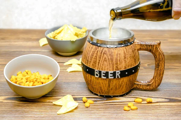 Hand Pouring Beer Foam Bottle Brown Wooden Traditional Mug Crispy — ストック写真