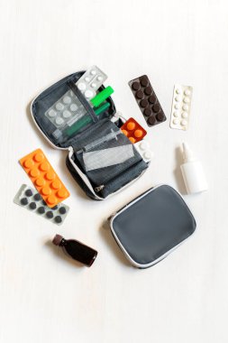 Günlük ilaç sandığı, haplar, haplar, vitaminler, ilk yardım çantası. İlaç kutusu ilaçları, besin takviyeleri. Hastalık virüsü ilaç dozajı için tıbbi tedavi.