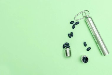 Haftalık metal haplar, haplar, vitaminler beyaz arka plan. İlaç kutusu ilaçları, haplar, besin takviyeleri. Hastalık virüsü için tıbbi tedavi. ilaç dozajı.