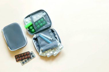 Günlük ilaç sandığı, haplar, haplar, vitaminler, ilk yardım çantası. İlaç kutusu ilaçları, besin takviyeleri. Hastalık virüsü ilaç dozajı için tıbbi tedavi.