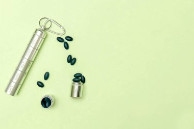 Haftalık metal haplar, haplar, vitaminler beyaz arka plan. İlaç kutusu ilaçları, haplar, besin takviyeleri. Hastalık virüsü için tıbbi tedavi. ilaç dozajı.