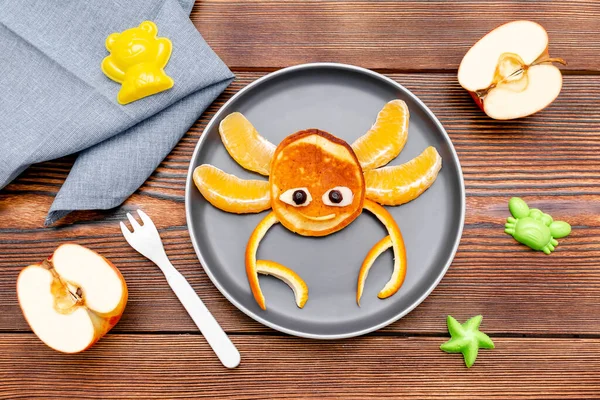 Funny Crab Face Shape Snack Pancake Orange Apples Plate Cute — Stockfoto