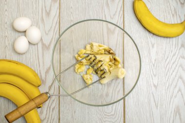 Ekmek yapmak için birkaç muzu ezmek, çörekler. Süzme peynirli kek, ev mutfağında güveç, çevrimiçi aşçılık, yemek tarifi hazırlamak için malzemeler..