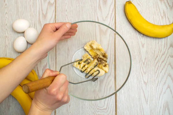 Женские Руки Смешивают Несколько Бананов Испечь Хлеб Кексы Шеф Повар — стоковое фото
