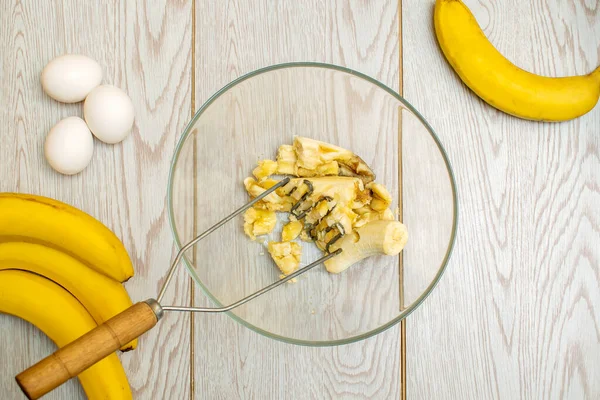 Esmagar Várias Bananas Para Assar Pão Cupcakes Preparação Ingredientes Para — Fotografia de Stock