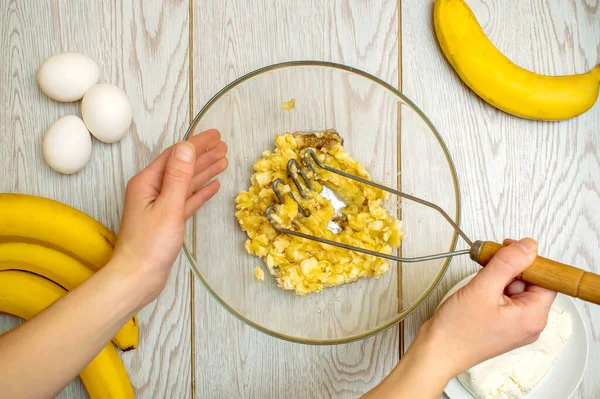 Mulher Mãos Amassando Várias Bananas Para Assar Pão Cupcakes Chef — Fotografia de Stock