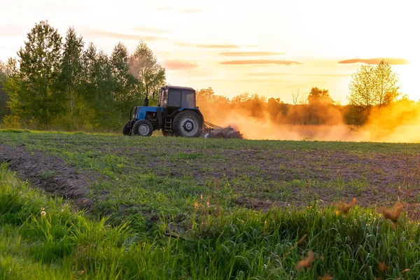 Modern Blue Tractor Machinery Plowing Agricultural Field Meadow Farm Spring — Fotografia de Stock