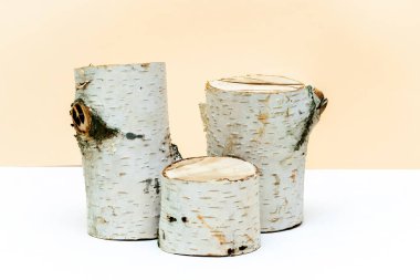 Tahta kütük podyumu, doğal organik eko spa kozmetikleri için ağaç kabuğu modelleme şablonu, ilaç, yağ, krem, zaruri, serum. Kopyalama alanı olan bitkisel homeopatik ürünler kavramı.