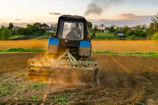 Modern Kék Traktor Gépek Szántás Mezőgazdasági Területen Rét Gazdaságban Tavasszal — Stock Fotó