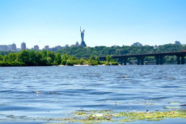 Dnipro Nehri 'ni, Anavatan Anıtı' nı, Heykeli, Lavra Kilisesi Tapınağı 'nı, Manastırı' nı dolaş. Tarihi antik ulusal miras manzaraları. Barış, özgürlük, vatanseverlik simgesi Ukrayna Kiev, 25 Haziran 2019.