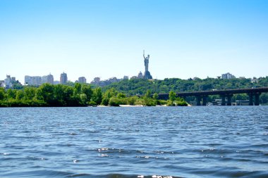 Dnipro Nehri 'ni, Anavatan Anıtı' nı, Heykeli, Lavra Kilisesi Tapınağı 'nı, Manastırı' nı dolaş. Tarihi antik ulusal miras manzaraları. Barış, özgürlük, vatanseverlik simgesi Ukrayna Kiev, 25 Haziran 2019.