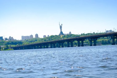 Dnipro Nehri 'ni, Anavatan Anıtı' nı, Heykeli, Lavra Kilisesi Tapınağı 'nı, Manastırı' nı dolaş. Tarihi antik ulusal miras manzaraları. Barış, özgürlük, vatanseverlik simgesi Ukrayna Kiev, 25 Haziran 2019.