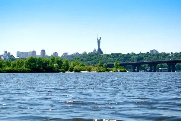 Krajobraz Turystyczny Rzeka Dniepr Pomnik Ojczyzny Statua Świątynia Kościoła Ławry — Zdjęcie stockowe