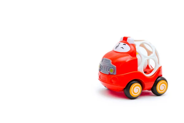 色彩艳丽的迷你红色塑料小车玩具 带有聚醚 专为新生儿设计 白色背景 带仿制空间 儿童玩具 男孩玩具 儿童玩具 儿童玩具 儿童玩具 — 图库照片