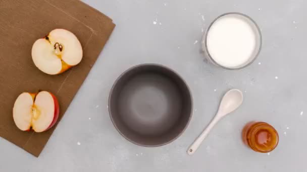 停止运动视频动画滑稽可爱的孩子们婴儿健康的早餐粥碗看起来像熊的脸装饰苹果 甜点食品艺术 — 图库视频影像