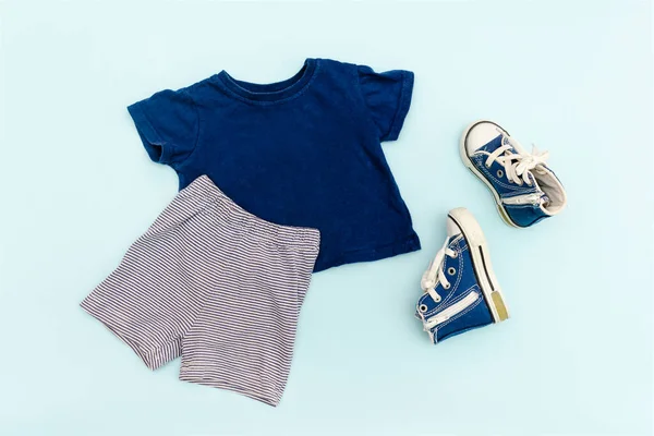 夏天婴儿蓝色衣服和配饰与T恤 运动鞋 孩子们穿着时髦的衣服 一套春天或夏天穿的童装 平躺在地上 — 图库照片