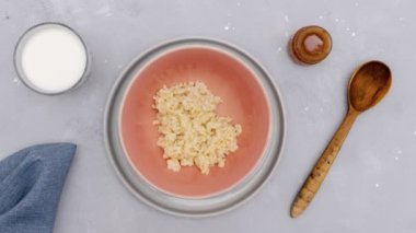 Video animasyonunu durdurun Komik şirin çocuklar sağlıklı kahvaltı tabağındaki bebek kahvaltı lapası ayı gibi görünüyor, fare suratlı elma, muz, kurumuş böğürtlen, süt, bal. tatlı yemek sanatı.