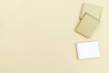 Tahta boş ambalaj, açık ve kapalı karton el sanatları hediye paketi, bej arka planda üst görünüm. Üst manzara masası. Kopyalama alanı olan minimalist, modelleme şablonu.