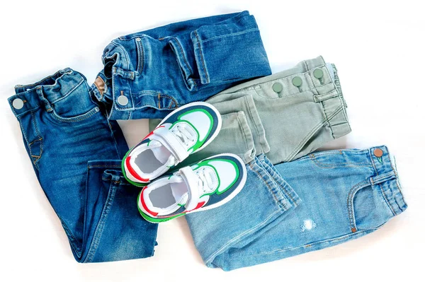 Barnens Blå Gröna Byxor Jeans Sneakers Set Med Baby Barnkläder — Stockfoto