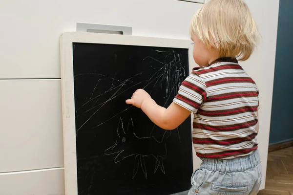Küçük Sevimli Beyaz Çocuk Evdeki Tahtaya Tebeşir Çiziyor Bebek Eli — Stok fotoğraf