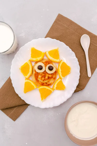 Funny Matahari Bentuk Camilan Wajah Dari Pancake Oranye Piring Anak — Stok Foto