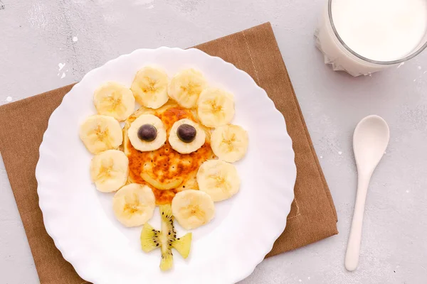 Funny Chamomile Flower Face Shape Snack Pancake Bananas Kiwi Cute — Stok Foto
