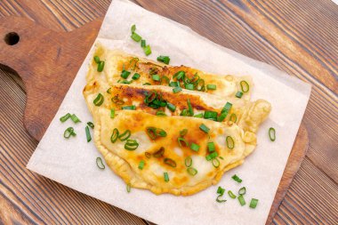 Özbek, Tatar mutfağı, sığır eti, domuz eti, soğan, ahşap tahtada yeşiller. Taze pişmiş ev yapımı Cornish çörekleri, kısa kabuklu pastaya sarılmış kızarmış güveç. Geleneksel Türk Moğol yemeği..