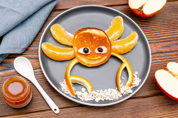 Funny Crab Face Shape Snack Pancake Orange Apples Honey Plate — Stok Foto