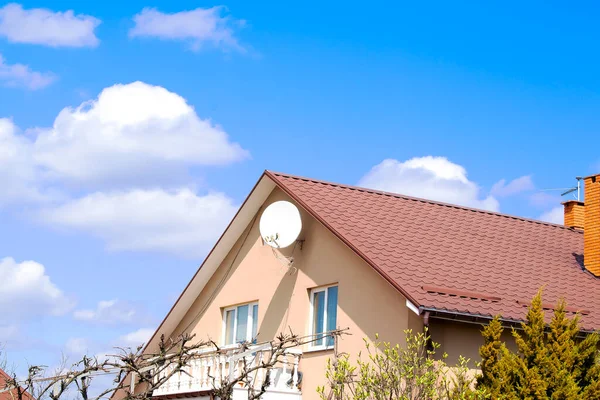 Arka bahçesi yüksek çitlerin arkasında özel bir banliyö evi. Yeşil thuja çitli ekolojik alanda güzel bir kır evi kompleksi. Modern mimari, zenginlik ve lüks konsept.