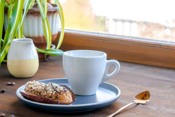 Fehér Espresso Kávéscsésze Frissen Sült Eclair Édes Desszert Tányéron Konyhaasztal — Stock Fotó