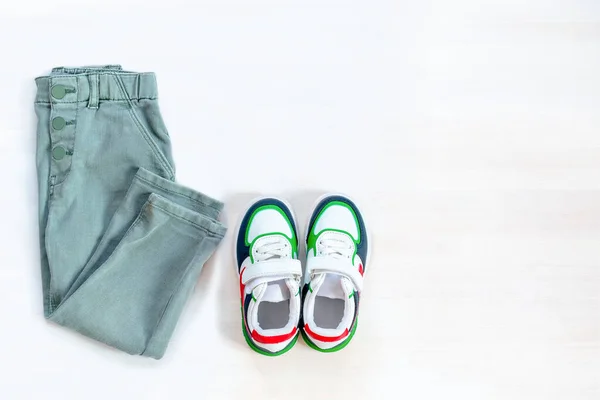 Jeans Byxor Med Sneakers Uppsättning Barnkläder Och Tillbehör För Våren — Stockfoto