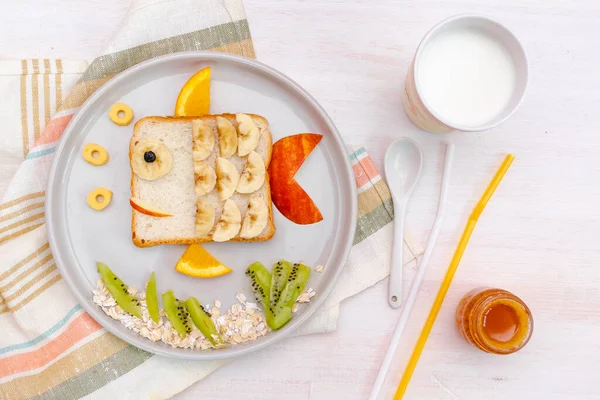 Drôle Pain Grillé Forme Poisson Mignon Avec Banane Pomme Orange — Photo