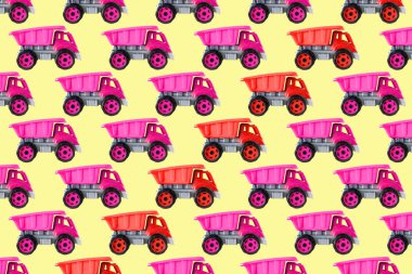 Renkli pembe plastik damperli kamyon, bahşiş kamyonu, sarı arka planda izole edilmiş araba oyuncağı asimetrik iz, model, şablon, çocuklar için oyuncaklar, kızlar için gelişim, oyun, çocukluk.