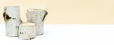 Tahta kütük podyumu, ağaç kabuğu ağacı, doğal organik eko kaplıca, ilaç, yağ, krem, serum için yeşil yosun modelleme şablonu. Kopya alanı olan bitkisel homeopatik ürünler konsepti.