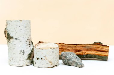 Tahta kütük podyumu, ağaç kabuğu ağacı, doğal organik eko kaplıca, ilaç, yağ, krem, serum için yeşil yosun modelleme şablonu. Kopyalama alanı olan bitkisel homeopatik ürünler kavramı.