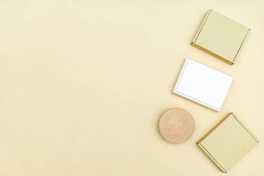 Tahta boş ambalaj, açık ve kapalı karton el sanatları hediye paketi, bej arka planda üst görünüm. Üst manzara masası. Kopyalama alanı olan minimalist, modelleme şablonu.
