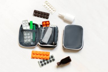 Günlük ilaç sandığı, haplar, haplar, vitaminler, ilk yardım çantası. İlaç kutusu ilaçları, besin takviyeleri. Hastalık virüsü ilaç dozajı için tıbbi tedavi.