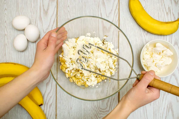 Mulher Mãos Amassando Várias Bananas Queijo Casa Campo Para Assar — Fotografia de Stock