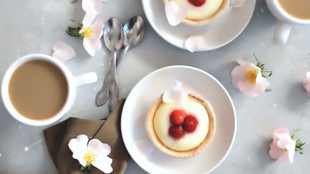 Läckra Röda Hallon Jordgubbe Vispad Krämig Tartlets Cakes Gourmet Konfektion — Stockvideo