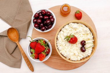 Yazlık çilekli süzme peynir. Ballı kaymak peyniri. Sağlıklı süt ürünü kalsiyum, protein ürünü, kahvaltı, öğle yemeği, yaşam tarzı, diyet, detoks, düzgün beslenme..