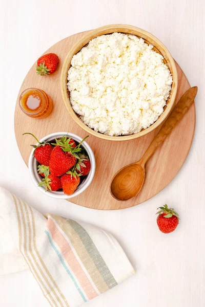 Cottage Cheese Summer Strawberries Cherry Berries Curd Cheese Bowl Honey — 图库照片
