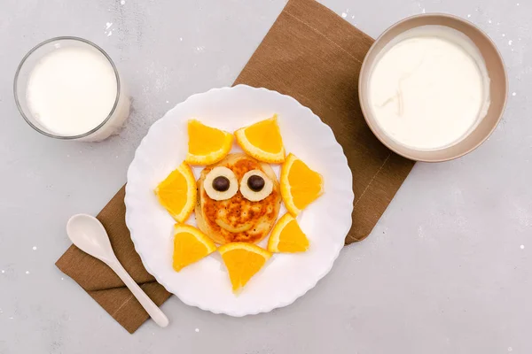 Lustiger Snack Mit Sonnengesicht Aus Pfannkuchen Orange Auf Teller Süßes — Stockfoto