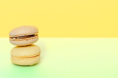 Tatlı çikolata, sarı arka planda limonlu makarna, hamur tatlısı, şekerleme tatlısı, lezzetli şeker yiyecekler..